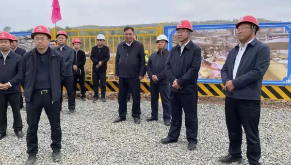10月5日下午，臨夏州委書記郭鶴立一行來到隧道公司承建的和政綜合農(nóng)貿(mào)市場及冷鏈物流倉儲中心建設(shè)項目（一期工程）觀摩。州委副書記、代州長何東，州領(lǐng)導(dǎo)王鴻岳、馬秀蘭、馬斌、李文瑞等，和政縣委、縣政府相關(guān)領(lǐng)