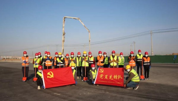建設(shè)一支隊(duì)伍，舉起一面旗幟，鞏固一個陣地，履行一份承諾?！拔沂屈h員，我先上！”面對突發(fā)疫情遭遇戰(zhàn)，三公司黨支部充分發(fā)揮戰(zhàn)斗堡壘作用，廣大黨員主動請纓，挺身而出，沖鋒在前，在戰(zhàn)疫搶工一線，黨員先鋒隊(duì)一次