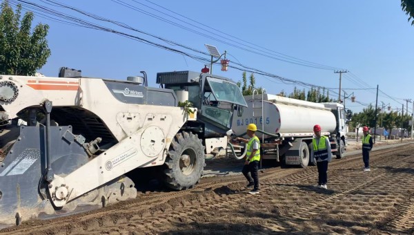 隨著大型冷再生機組緩緩駛過，一段平整嶄新的試驗段路面隨即成型。近日，由西部市政建設集團一公司承建的慶陽市正寧縣S501線五頃塬至三嘉公路項目全深式就地冷再生試驗段順利完成攤鋪作業(yè)。據悉，該項目攤鋪試驗