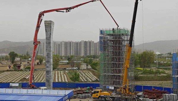 在西部市政建設集團四公司臨夏市環(huán)城北路橋梁及附屬工程（二期）項目現(xiàn)場，鋼筋加工區(qū)火花飛揚、安裝墩柱區(qū)一件件鋼筋骨架安全運達、泵車將一方方混凝土輸送至墩柱澆筑......現(xiàn)場一片繁忙景象。自四月復工以來