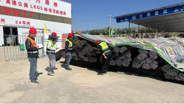 連日來，由西部市政建設(shè)集團承建的康樂縣北濱河路西段及連接線道路項目建設(shè)有序推進，路基處理、管道安裝、涵洞和橋梁等多個作業(yè)面同步施工，全體建設(shè)者用汗水澆筑市政道路建設(shè)基石，以實干精神推進項目履約取得新成